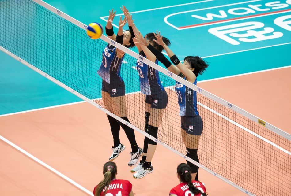 how to spike a volleyball hand position